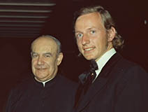 Monseñor Bocanegra felicitando a M. Reckling 
        después de una actuación en 1971 